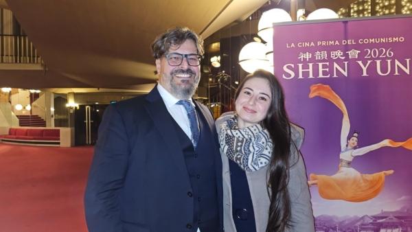 2026年1月2日晚，專案經理兼軟體分析師Roberto Pasciuti和太太Ayisha Mahmudova一同觀看了神韻紐約藝術團在都靈王家劇院的第三場演出。（圖片來源：Massimo Marcon／大紀元）