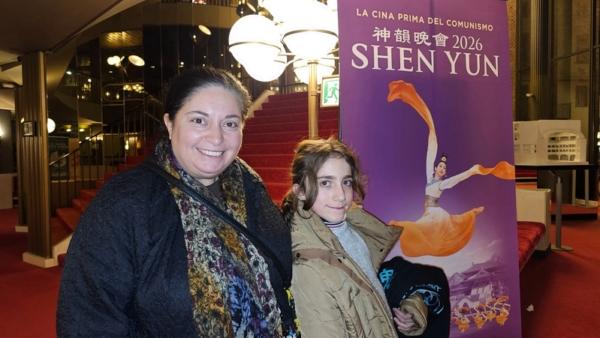 2026年1月3日晚， 一家公司的人力資源顧問Carmen Oria帶着女兒Viviana觀賞了神韻紐約藝術團在都靈王家劇院的第五場演出。（圖片來源：Massimo Marcon／大紀元）