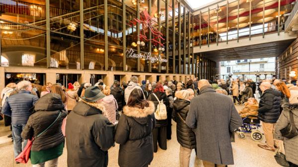 2026年1月4日下午，觀眾在都靈王家劇院等待入場。（圖片來源：Leo Botnarenko／大紀元）