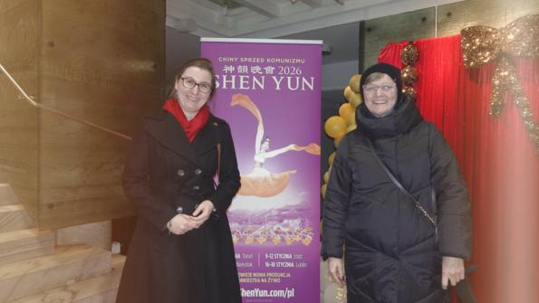 2026年1月6日晚，神韻巡迴藝術團在波蘭比亞維斯托克的波德拉謝歌劇院與愛樂音樂廳上演了今年在當地首場演出。醫科大學基因工程專家Anna Zeller和母親一起觀看了演出。（圖片來源：黃鶴／大紀元）