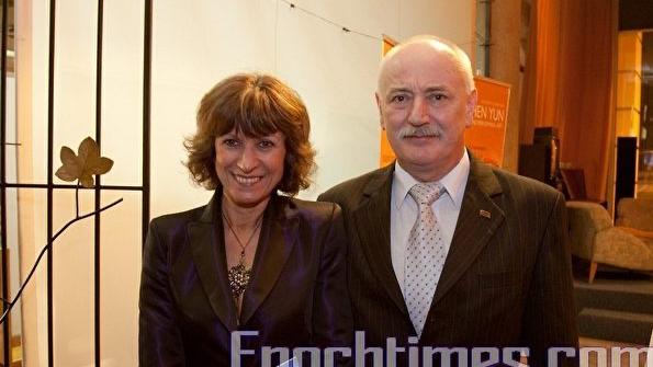 羅茲電台台長Darius Szewczyk先生與夫人（圖片來源：吉森/大紀元）