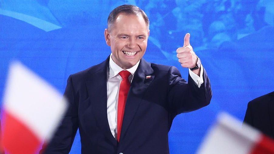 波蘭總統卡羅爾·納夫羅茨基稱該黨的目標和活動“與波蘭的法律秩序相悖”。他強調共產主義違反人類基本價值觀、歐洲傳統以及基督教文明。（圖片來源：互聯網）