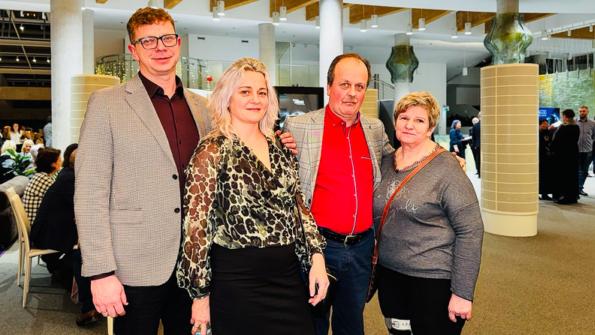 2026年1月6日晚，美國神韻巡迴藝術團在波蘭比亞維斯托克波德拉謝歌劇院與愛樂音樂廳（上演了今年在當地首場演出。公司創辦人Wiesław Waszkiewicz（左一）和太太、旅遊公司老闆Katarzyna（左二）一起觀看了演出。（圖片來源：王亦笑／大紀元）