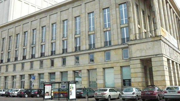 2009年3月27、28日，神韻在波蘭羅茲大劇院連續上演三場，場場滿座，觀眾喝彩聲一片。圖為劇院外景。（圖片來源：大紀元）