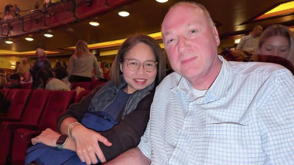 2026年1月9日晚,按揭顧問、獨立信貸公司老闆Adrian Lambe攜妻子Soifon Lambe在英國牛津新劇院觀看了神韻環球藝術團在當地的第三場演出。(圖片來源:啟心/大紀元)