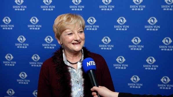 2026年1月10日,理療診所老闆Trevayne Cox在英國牛津新劇院觀賞神韻環球藝術團演出。(圖片來源:新唐人)