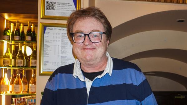 2026年1月10日晚,Philip Earnshaw觀看了神韻環球藝術團在牛津新劇院的演出。(圖片來源:麥蕾/大紀元)