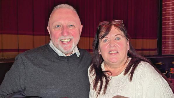 2026年1月9日晚, 技術總監Tony Borthwick與妻子Deborah Borthwick 在英國牛津新劇院一起觀看了神韻環球藝術團在當地的第三場演出。(圖片來源:啟心/大紀元)
