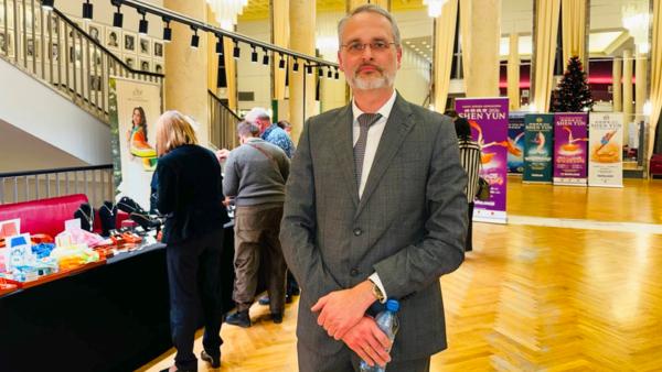 2026年1月9日晚，美國神韻巡迴藝術團在波蘭羅茲大劇院上演了今年當地首場演出。資深法律顧問、律所老闆Marcin Słomski觀看了演出。（圖片來源：王亦笑／大紀元）