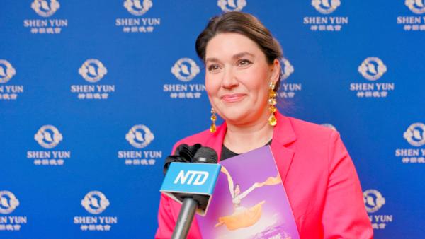 2026年1月12日晚，神韻巡迴藝術團在波蘭羅茲的羅茲大劇院上演了今年當地第五場演出。羅茲大劇院合唱團總監Agnieszka Lechocińska觀看了演出。（圖片來源：新唐人）