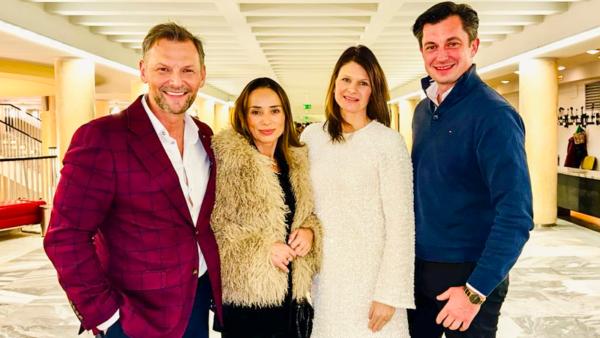 2026年1月12日晚，神韻巡迴藝術團在波蘭羅茲的羅茲大劇院上演了今年當地第五場演出。房地產公司老闆Mariusz Maciejewski（左一）和太太（左二）以及顧問公司老版Piotr Osowiec和太太一起觀看了演出。（圖片來源：王亦笑／大紀元）