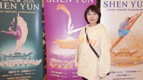 2026年1月11日，神韻巡迴藝術團在波蘭羅茲的羅茲大劇院上演了今年當地第四場演出。在波蘭居住的大陸女士郭曉卿觀看了演出。（圖片來源：黃鶴/大紀元）