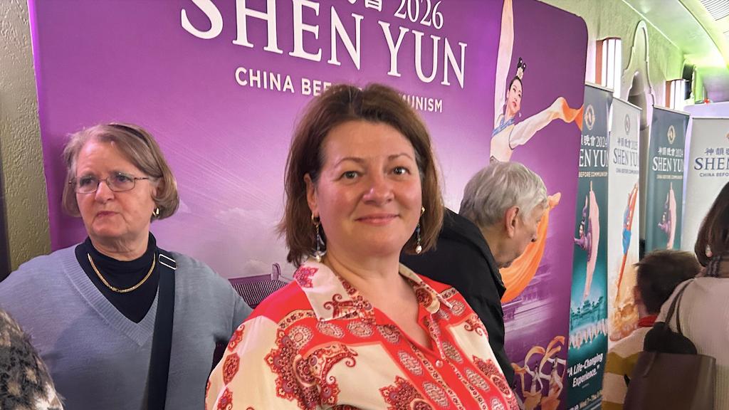 2026年1月18日，來自英格蘭埃塞克斯郡切姆斯福德的會計師 Cristina Licuta，輾轉兩個多小時，專程來到倫敦哈默史密斯，觀看了神韻環球藝術團在阿波羅劇院的演出。