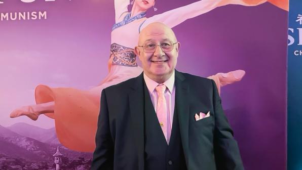 2026年1月13日晚，Lan Kelvey觀看了神韻環球藝術團在倫敦 Eventim Apollo 的演出。（圖片來源：黃詩順／大紀元）