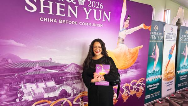 2026年1月18日下午，Joanna Kafouris觀看了神韻環球藝術團在倫敦漢默史密斯阿波羅劇院（Eventim Apollo）的最後一場演出。（圖片來源：鮑元／大紀元）