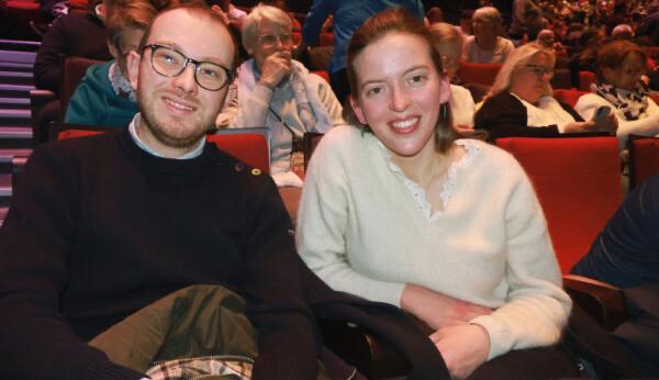 2026年1月24日,Victoire de Verrières女士和Dylan Harel 一起觀看了神韻在巴黎的第一場演出。(圖片來源:張妮/大紀元)