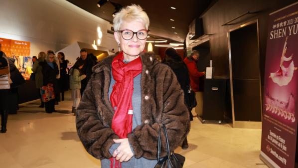 2026年1月24日下午,會計師Alena Vautrin在法國巴黎的巴黎國際會議中心觀賞了神韻國際藝術團的縯出。(圖片來源:張妮/大紀元)