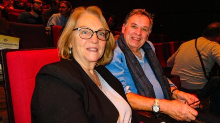 1月24日下午,專業攝影師Jean-Michel Martiré和Marilyn Renaudin一同觀賞了神韻國際藝術團在巴黎國際會議中心在當地本季的第二場演出。(圖片來源:盛明/大紀元)