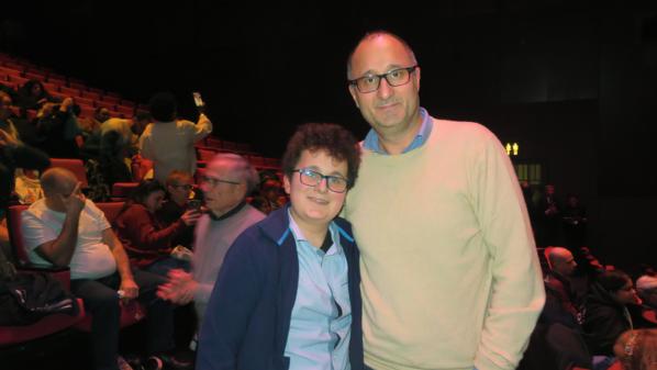2026年1月24日晚上,公司主管Stéphane C和兒子Daniel一同觀看了神韻國際藝術團在巴黎國際會議中心的第三場演出。(圖片來源:盛明/大紀元)