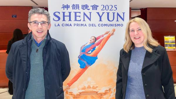 2026年1月23日晚，企業供應經理Giuseppe Ferraioli與太太Silvia Vallabia一同觀看了神韻紐約藝術團在意大利米蘭阿爾欽博第劇院的第11場演出。（圖片來源：Leo Botnarenko／大紀元）