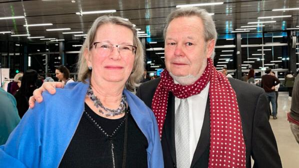 2026年1月24日晚，美國神韻巡迴藝術團在奧地利維也納市政廳劇院F大廳上演了今年當地第四場演出。奧地利能源資深顧問、前頂級經理人Johann Precht和妻子Barbara一起觀看了演出。（圖片來源：安然／大紀元）