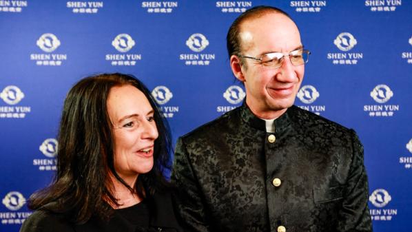 2026年1月25日下午，奧地利藝術家Michael Seida和經紀人Ulrike Rupprecht一起觀賞了神韻巡迴藝術團在奧地利維也納市政廳劇院F大廳的第五場也是最後一場演出。（圖片來源：新唐人電視台）