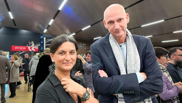 2026年1月22日晚，舞蹈演員兼編舞師Linda Samaraweerová（左）與Arne一起觀賞了美國神韻巡迴藝術團在維也納市政廳劇院F大廳的演出。（圖片來源：安然／大紀元）