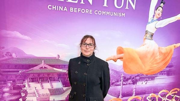 三年追看九次 神韻粉絲向藝術總監鞠躬致謝