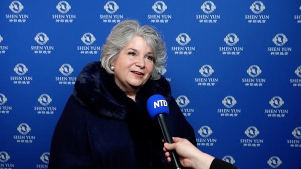 2026年1月10日,音樂出版公司創辦人Claire Tomalin在英國牛津新劇院觀賞神韻環球藝術團演出。(圖片來源:新唐人)