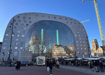 荷蘭法輪功學員在歐洲最大港口景點廣傳真相