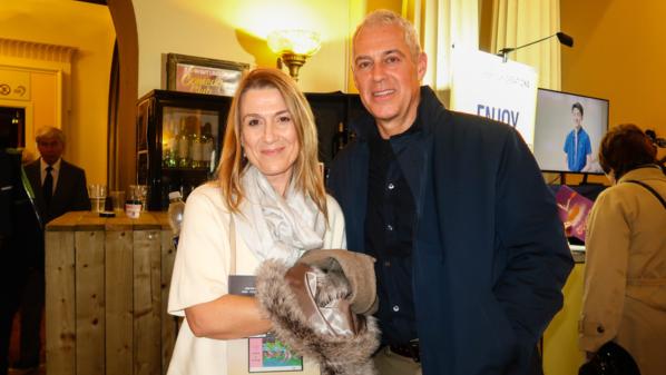 2026年1月30日晚，Craig Cousins攜妻子Andrea Cousins一起觀看了神韻環球藝術團在英國伯恩茅斯長亭劇院的第三場演出。（圖片來源：詹娜／大紀元）