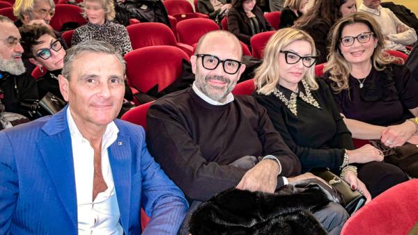 2026年1月31日晚，律師Betty Simone（右）和先生Vito Risucci，以及兄長Cosimo Simone夫婦，觀賞了神韻紐約藝術團在皮特魯切利劇院的第三場演出。（圖片來源：Leo Botnarenko／大紀元）