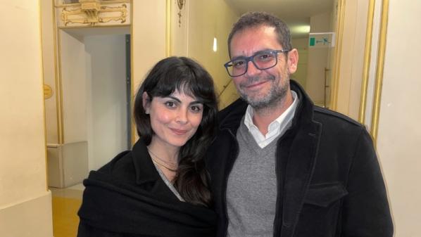 2026年1月30日晚，一家藝術網絡平台的創辦人兼創意總監Mariangela Caruso女士和朋友Vincenzo Favale一起觀賞了神韻紐約藝術團在意大利巴里皮特魯切利劇院的首場演出。（圖片來源：Leo Botnarenko／大紀元）