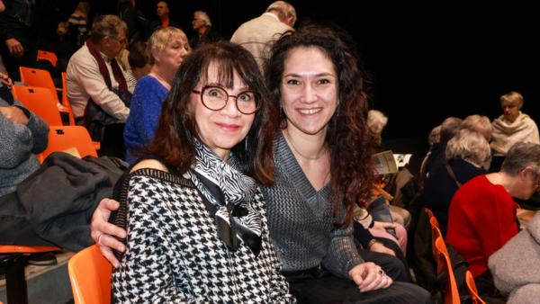 2月5日下午，製葯與生物技術產業工程師、團隊主管Emeline Uros（右）和母親Elisabeth在埃克博爾賽姆斯特拉斯堡天頂音樂廳（Zénith de Strasbourg）觀賞了神韻國際藝術團的演出。（圖片來源：張妮／大紀元）