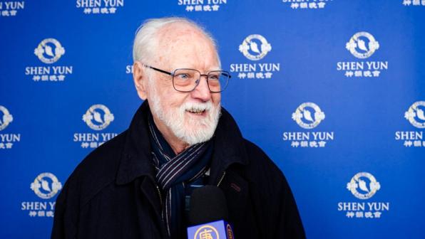 2026年2月3日下午，法國神父Karl Elsener在埃克博爾賽姆斯特拉斯堡天頂音樂廳觀看神韻演出。（圖片來源：新唐人電視台）