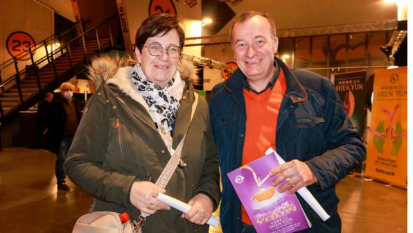 2026年2月5日下午，農業機械中心老闆Patrick Britschu和太太Cathy Britschu一同觀看了神韻國際藝術團在法國埃克博爾賽姆斯-特拉斯堡天頂音樂廳的第四場演出。（圖片來源：張妮／大紀元）