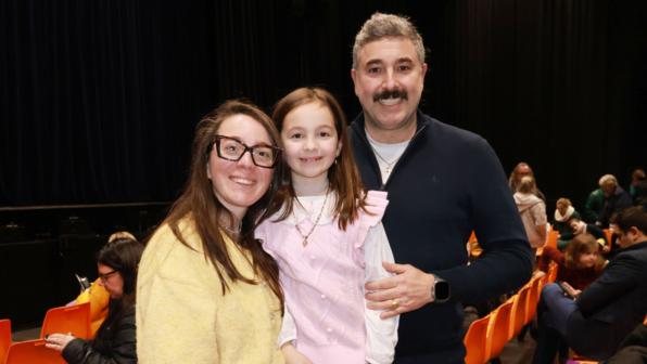 2026年2月4日下午，房地產企業老闆Jean-Charles Muller和太太Elodie Comdemi帶着他們的小女兒一起觀賞了神韻國際藝術團在斯特拉斯堡天頂音樂廳（Zénith de Strasbourg）的演出。（圖片來源：張妮／大紀元）