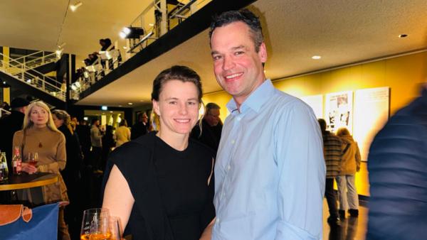 2026年2月8日晚，美國神韻紐約藝術團在德國首都柏林的柏林德意志歌劇院上演了今年當地首場演出。數位貿易平台創辦人兼首席執行官Lars Lehmann和太太Nancy Lehmann一起觀看了演出。（圖片來源：王亦笑／大紀元）