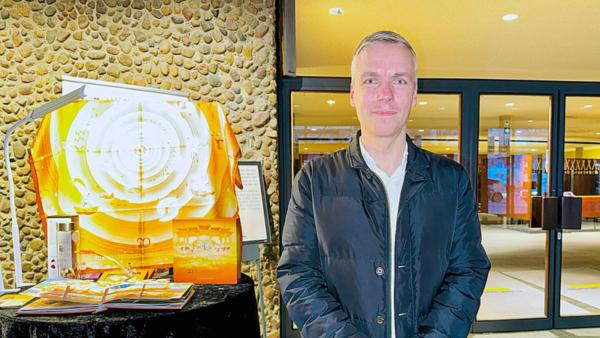 2026年2月10日下午，美國神韻紐約藝術團在德國首都柏林德意志歌劇院上演了今年當地第三場演出。柏林刑警局高級警督Mathias Hoffmann第三次觀看了演出。（圖片來源：王亦笑／大紀元）