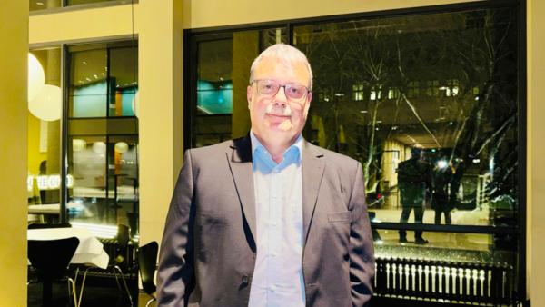 2026年2月10日晚，神韻紐約藝術團在德國的柏林德意志歌劇院上演了今年當地的第四場演出。消防局主管Jörg Stube觀看了演出。（圖片來源：王亦笑／大紀元）