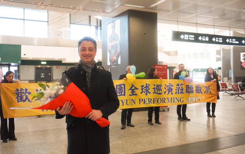 神韻主持人Massimiliano Russano。圖為2024年12月25日，Massimiliano在意大利米蘭機場接受採訪。（圖片來源：麥蕾／大紀元）