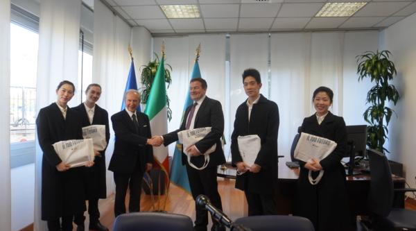 2月13日，前意大利副部長、Segni市市長Silvano Moffa先生在辦公室接待了神韻藝術家們。（圖片來源：麥蕾／大紀元）