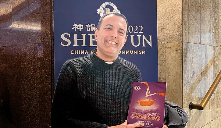 2026年2月15日下午，天主教神父Evilazio Cavalcanti觀賞了神韻紐約藝術團在意大利羅馬協和音樂廳的第二場演出。（圖片來源：Viviana Del Buono／大紀元）