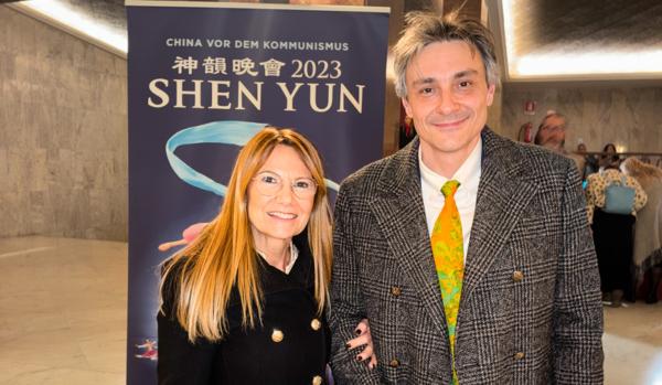 2026年2月15日下午，Matteo Angioli先生和同事Cristina di Vittorio在羅馬協和音樂廳觀賞了神韻紐約藝術團的演出。（圖片來源：Alessandro Starnoni／大紀元）