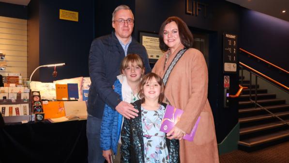 2026年2月17日晚,Elena Gorman與丈夫Daniel Frost,帶着兩個女兒(大女兒Ana Gorman,左二),在英國斯托克的麗晶劇院,共同觀賞了神韻環球藝術團在當地的首場演出。(圖片來源:詹娜/大紀元)