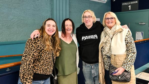 2026年2月17日晚, 公司經理Donnie Pinder和妹妹Cassie Pinder(左一)陪母親Charmaine Finch(左二)及Charmaine的朋友Sharon Brough觀賞了神韻環球藝術團在斯托克麗晶劇院的首場演出。(圖片來源:鮑元/大紀元)