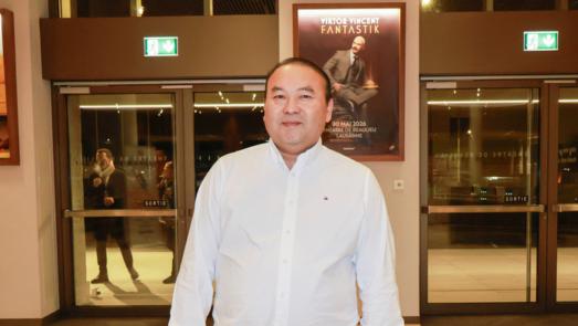 2026年2月21日晚上，Bean Senghourt在在洛桑Beaulieu劇院觀看神韻演出。（圖片來源：張妮／大紀元）