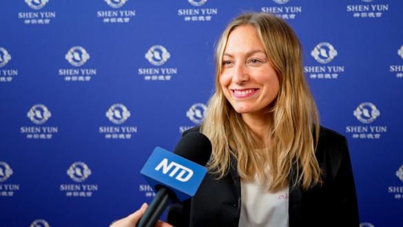 2026年2月22日下午，鋼琴家Daphné Widmer觀看了神韻國際藝術團在瑞士洛桑Beaulieu劇院的第四場演出。（圖片來源：新唐人電視台）