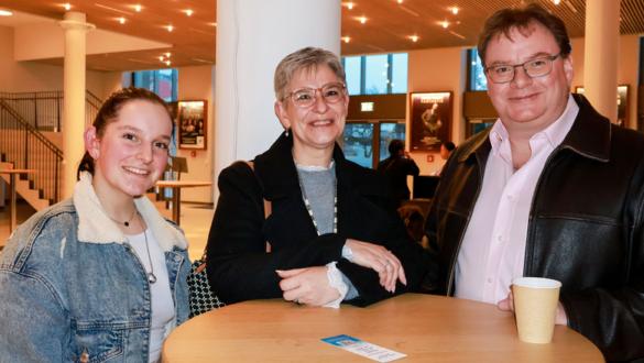 2026年2月22日下午，音樂世家Bertrand Bussard先生和妻子Anne與女兒Lara一起在瑞士洛桑Beaulieu劇院觀看了神韻國際藝術團今年在洛桑的第四場演出。（圖片來源：張妮／大紀元）