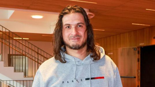 2026年2月22日下午，來自法國的大學講師Mehdi Zakar觀看了神韻國際藝術團在瑞士洛桑Beaulieu劇院的第四場也是最後一場演出。（圖片來源：張妮／大紀元）